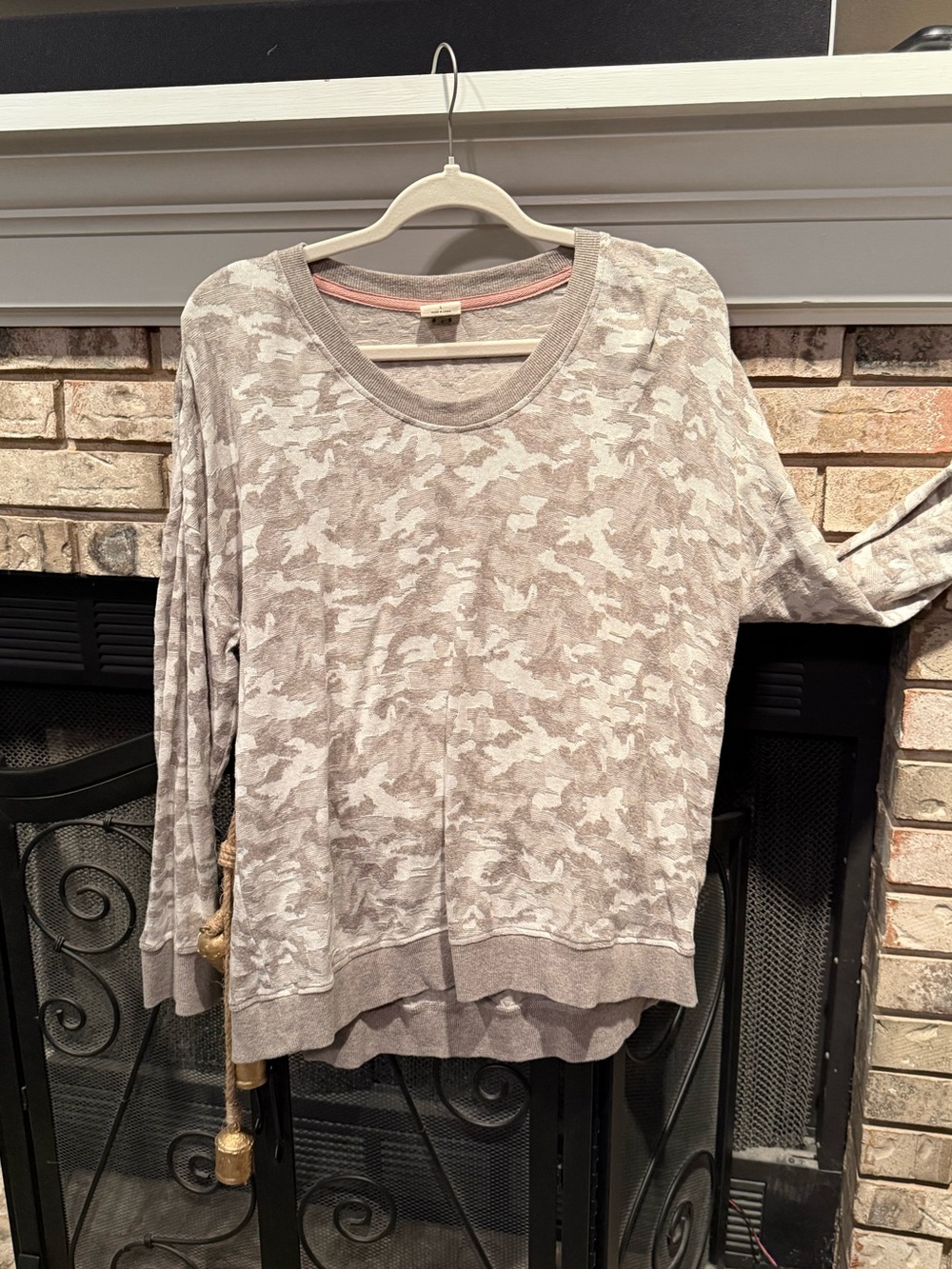 Good Hart long sleeve camo knit shirt, khaki multi, size Large, EUC